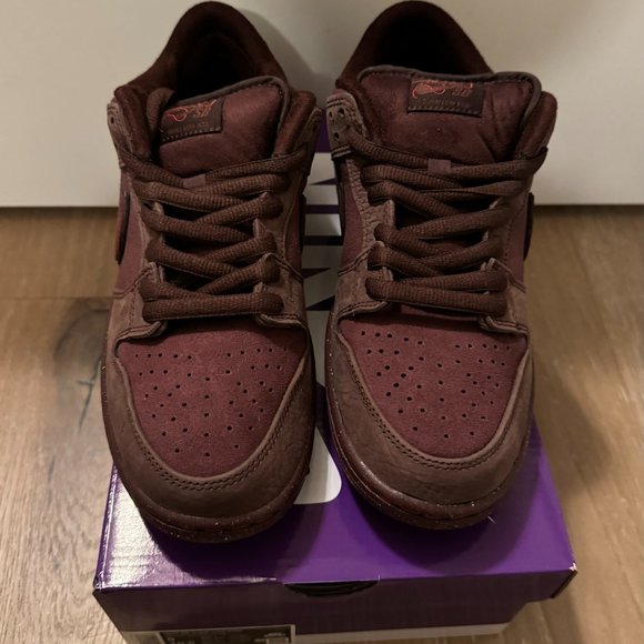 Size 9 Nike SB Dunk Low Burgundy Crush - Picture 1 of 15